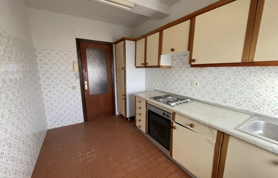 Venta y alquiler pisos en Zamora, inmobiliaria EMYR. Cocina equipada con mueble, horno, fuegos y fregadero.