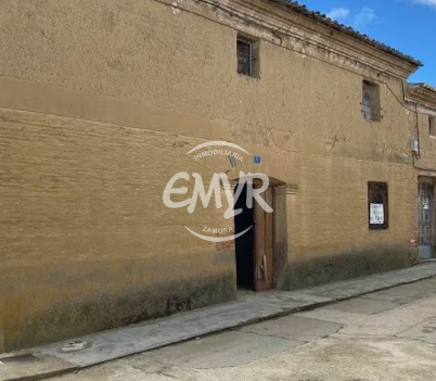 Venta y alquiler pisos en Zamora, inmobiliaria EMYR. Fachada casa de pueblo en Pinilla de Toro