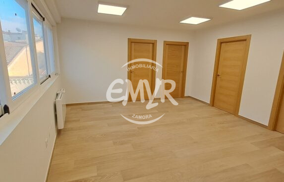 Inmobiliaria EMYR, venta y alquiler pisos en Zamora. Oficina a estrenar con 2 despachos y 2 baños. Ventanas de climalit lacadas en blanco. Suelo imitando madera. calefacción de calor azul.